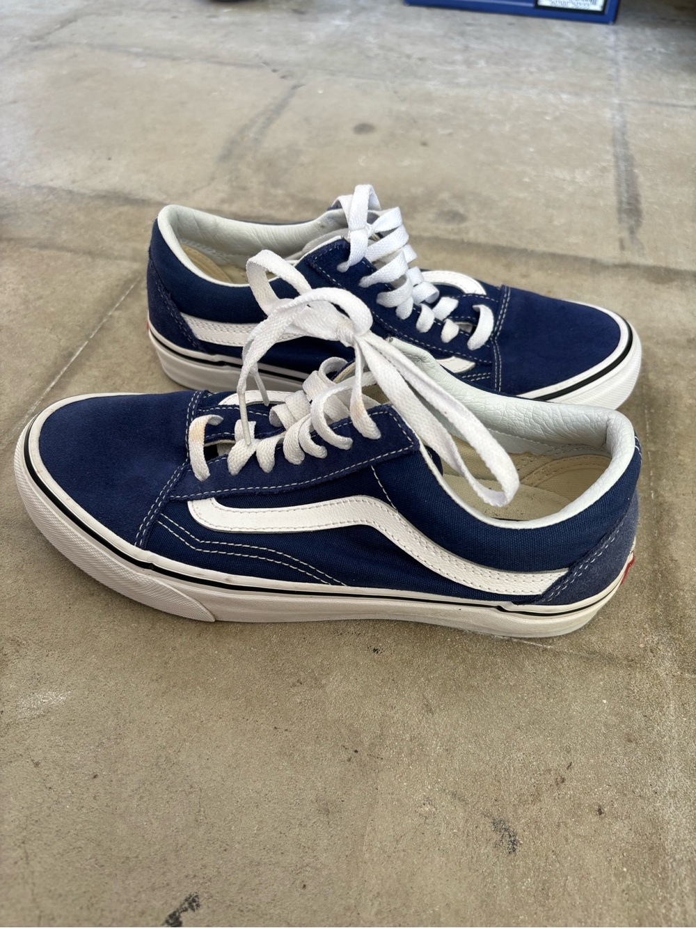 GOOD - Vans Woman’s Navy and White Old Skool Low Top Sneakers